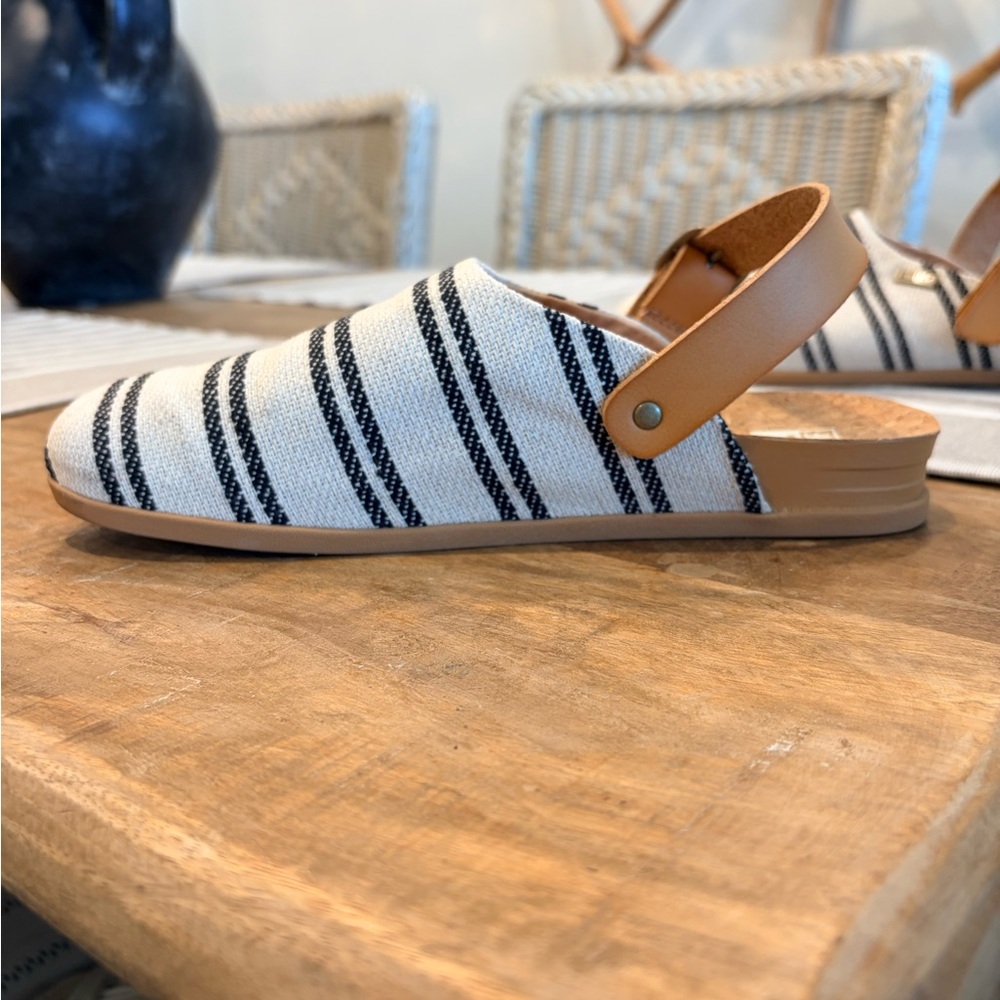 REEF WOMENS SIZE 6 Black and White Striped Slip-On Mules with Tan Strap - Picture 7 of 9